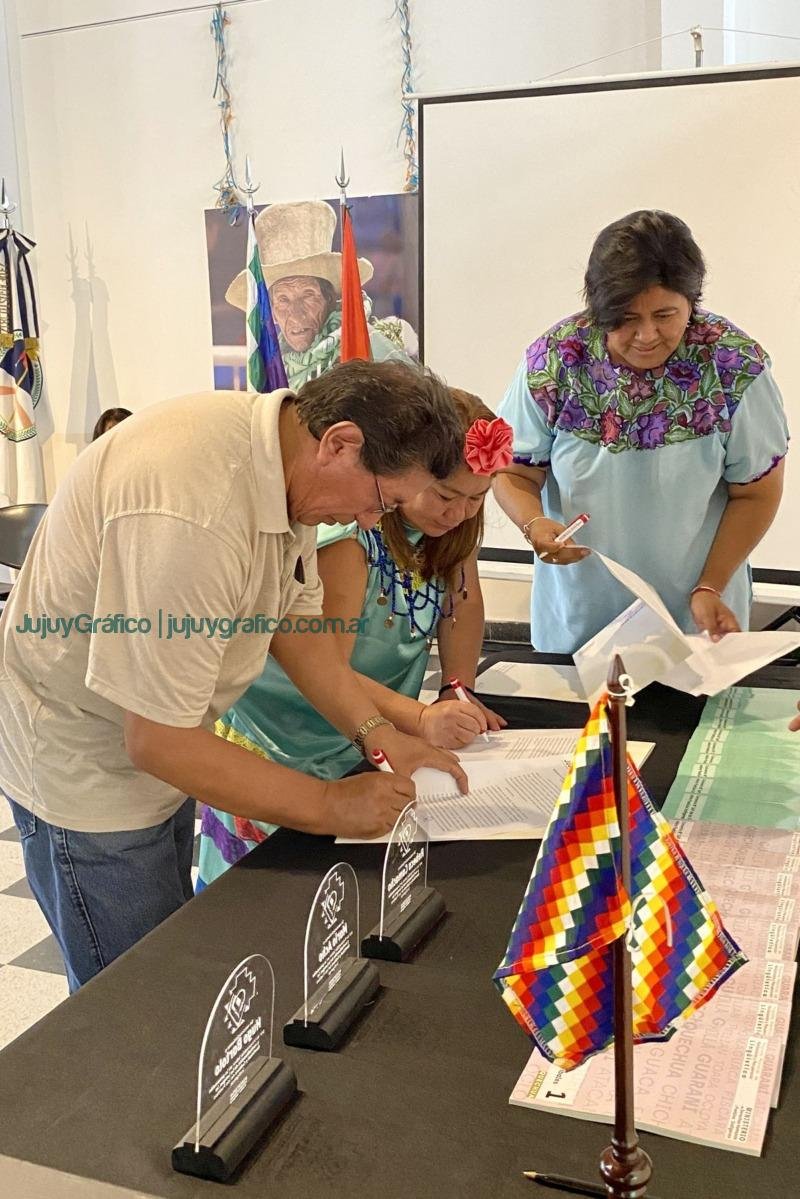 Se presentó el programa "Lenguaje Ancestral: Revitalización y Revalorización Lingüística" 2 Se presento el programa Lenguaje Ancestral Revitalizacion y Revalorizacion Linguistica 3